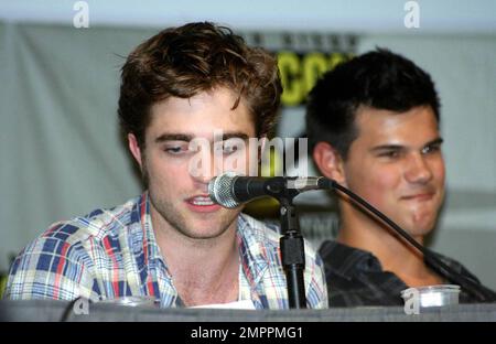 Le star di "Twilight Saga: New Moon" Robert Pattinson, Kristen Stewart, Taylor Lautner e Ashley Greene e il regista Chris Weitz prendono parte a una speciale discussione sul film, dopo la quale è stato debuttato il filmato mai visto prima del nuovo film. San Diego, California. 7/23/09. Foto Stock