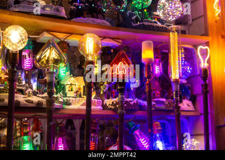 Lampadine colorate di novità in vetrina Foto Stock