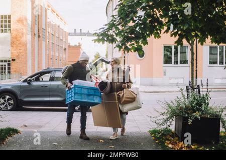 Coppia matura con bagagli che camminano insieme sul sentiero Foto Stock