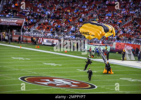 Un membro degli Stati Uniti Il team Army Golden Knights Parachute esegue una dimostrazione prima della partita di San Francisco 49’ers Salute to Service del 13 novembre 2022, presso lo stadio Levi’s, Santa Clara, California. Il gioco includeva anche una cerimonia di bandiera durante l'inno nazionale. Foto Stock