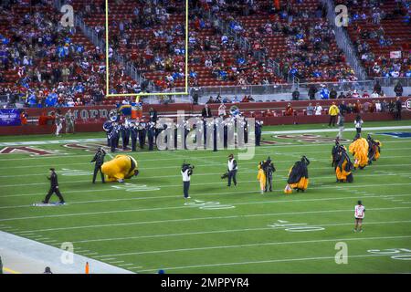 Un membro degli Stati Uniti Il team Army Golden Knights Parachute esegue una dimostrazione prima della partita di San Francisco 49’ers Salute to Service del 13 novembre 2022, presso lo stadio Levi’s, Santa Clara, California. Il gioco includeva anche una cerimonia di bandiera durante l'inno nazionale. Foto Stock