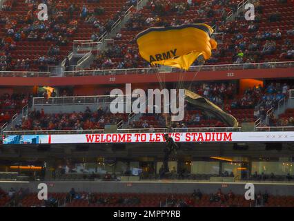 Un membro degli Stati Uniti Il team Army Golden Knights Parachute esegue una dimostrazione prima della partita di San Francisco 49’ers Salute to Service del 13 novembre 2022, presso lo stadio Levi’s, Santa Clara, California. Il gioco includeva anche una cerimonia di bandiera durante l'inno nazionale. Foto Stock