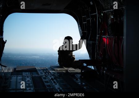 Un CH-47 Chinook assegnato all'Army Aviation Support Facility #2 (AASF #2) vola sul Michigan il 14 novembre 2022. L'AASF #2 fu in piedi il 22 settembre 2002, Selfridge Air National Guard base, Harrison Township, Michigan. Foto Stock