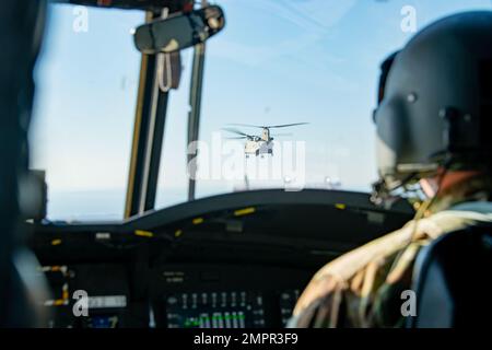 Un CH-47 Chinook assegnato all'Army Aviation Support Facility #2 (AASF #2) vola sul Michigan il 14 novembre 2022. L'AASF #2 fu in piedi il 22 settembre 2002, Selfridge Air National Guard base, Harrison Township, Michigan. Foto Stock