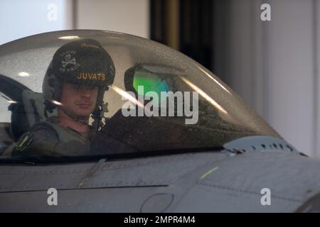 STATI UNITI Benjamin “Fathom” pagano, 555th Fighter Squadron F-16 Fighting Falcon pilota, attende nel suo abitacolo un'ispezione post-volo durante l'esercizio Falcon Strike 2022 presso la base aerea Amendola, Italia, 14 novembre 2022. Falcon Strike 22 ha dimostrato la capacità delle nazioni della NATO di condurre operazioni aeree multinazionali offensive e difensive che integravano la quarta e la quinta generazione di airpower. Foto Stock