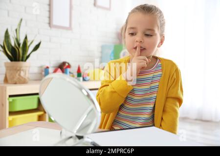 Ragazza piccola cute all'ufficio del therapist di discorso Foto Stock