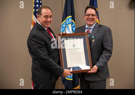 Il direttore della Defence Counterintelligence and Security Agency (DCSA) William Lietzau presenta il DCSA Program Executive Officer (PEO) Terry Carpenter con il certificato DCSA Distinguished Service Award nel corso di una cerimonia di cambio di carta tenutasi a Quantico, Virginia, nella sede centrale di DCSA, nel mese di novembre. "Il Sig. Carpenter ha svolto un ruolo di guida nel programma National background Investigation Services e nell'Ufficio esecutivo del programma", secondo quanto riportato nella citazione del premio. "Le basi per la sicurezza e i test che ha posto in essere per NBIS sono state elogiate in tutto il Dipartimento come modello per agi su larga scala Foto Stock