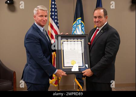 Il direttore della Defence Counterintelligence and Security Agency (DCSA) William Lietzau presenta a Jeffrey Smith il certificato della DCSA Program Executive Office (PEO) in occasione di una cerimonia tenutasi il 15 novembre nella sede centrale di Quantico, Virginia, per riconoscere e autorizzare Smith come secondo funzionario esecutivo della PEO. In qualità di PEO, Smith mantiene il punto di vista del DCSA nella gestione dei programmi e nell'acquisizione di leader di agenzie preesistenti per lo status del programma, fornendo al contempo supervisione e leadership sul portafoglio dei programmi di acquisizione di sistemi informatici DCSA. Foto Stock