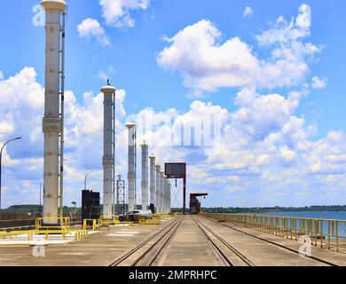 Diga di Itaipu - una diga idroelettrica situata al confine tra il Brasile e il Paraguay - Sightseeing - produzione di energia Foto Stock