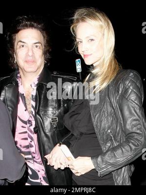 IL musicista KISS Paul Stanley e la moglie incinta Erin Sutton arrivano al Forum per guardare il musicista Prince in concerto. Los Angeles, California. 04/14/11. Foto Stock