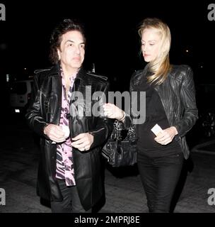 IL musicista KISS Paul Stanley e la moglie incinta Erin Sutton arrivano al Forum per guardare il musicista Prince in concerto. Los Angeles, California. 04/14/11. Foto Stock