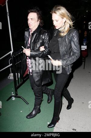 IL musicista KISS Paul Stanley e la moglie incinta Erin Sutton arrivano al Forum per guardare il musicista Prince in concerto. Los Angeles, California. 04/14/11. Foto Stock