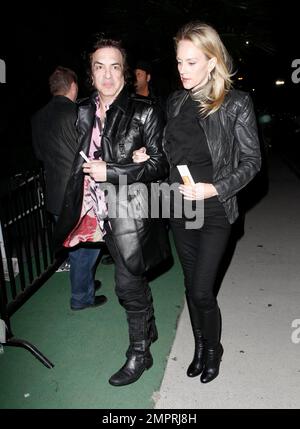 IL musicista KISS Paul Stanley e la moglie incinta Erin Sutton arrivano al Forum per guardare il musicista Prince in concerto. Los Angeles, California. 04/14/11. Foto Stock