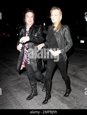 IL musicista KISS Paul Stanley e la moglie incinta Erin Sutton arrivano al Forum per guardare il musicista Prince in concerto. Los Angeles, California. 04/14/11. Foto Stock