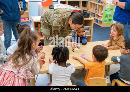 Staff Sgt. Marisa Puente, 4th Operational Medical Readiness Squadron Community Health Element NCO-responsabile delle malattie trasmissibili, controlla le mani di un bambino dopo averle lavate come parte della campagna di sensibilizzazione contro l'influenza e il virus respiratorio sinciziale presso il Child Development Center della base aerea Seymour Johnson, North Carolina, 16 novembre 2022. La VRS e l'influenza possono anche causare infezioni più gravi nei bambini. Foto Stock