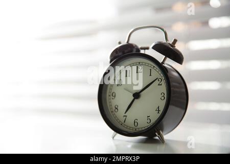 Sveglia sul davanzale, spazio per il testo. Ora del mattino Foto Stock