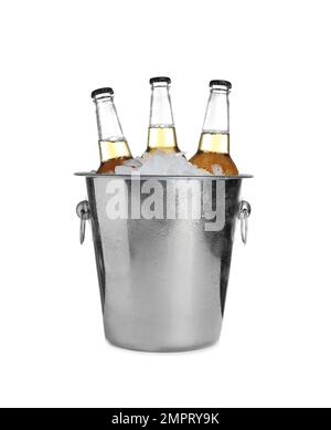 Birra in secchio metallico con ghiaccio isolato su bianco Foto Stock