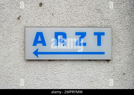 Segno con una freccia di direzione per la pratica mediacale, Bad Schallerbach, Austria Foto Stock