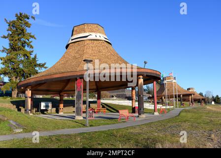 Swinomish Reservation, WA, USA - 29 gennaio 2023; padiglioni in tessuto di cappello di cedro ispirati al cappello di Salish della costa alla Swinomish Reservation vicino a la Conner Foto Stock