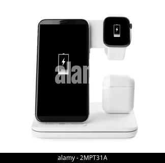 Set di gadget in carica con pad wireless isolato su bianco Foto Stock