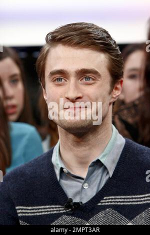 Daniel Radcliffe fa un'apparizione su un'edizione di un'ora di "New Music Live" presso lo studio di MuchMusic a Toronto, dove ha discusso la vita dopo "Harry Potter". I britannici di 22 anni hanno ripartito che ha dovuto prendere una decisione quanto a quale ruolo del film starring che avrebbe preso dopo la concessione di Harry Potter si è conclusa in 2011. Radcliffe non ha preso quella decisione alla leggera e finalmente ha scelto 'la donna in nero,' un thriller scuro circa un padre recentemente veduto che è ossessionato dalla morte della sua moglie, che attualmente sta promuovendo. Il film è ambientato nei teatri il 3rd febbraio. Toronto, Canada. 26th gennaio 2012. Foto Stock