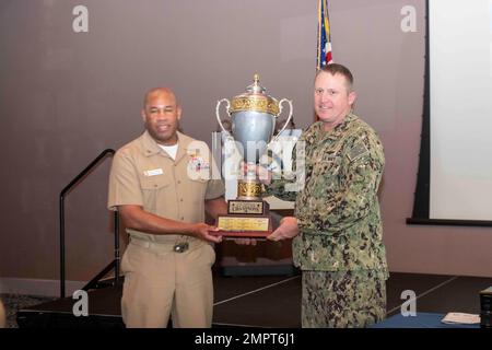 GRANDI LAGHI, il. (17 novembre 2022) morale, benessere e ricreazione hanno tenuto un pranzo al per annunciare i vincitori della 2022 Naval Station Great Lakes Captian's Cup. Inaugurato nel 1911, NSGL è la più grande installazione di addestramento della Marina e la sede dell'unico Boot Camp della Marina. Situato su oltre 1600 acri di terreno affacciato sul Lago Michigan, l'installazione comprende 1.153 edifici di cui 39 nel Registro Nazionale dei luoghi storici. NSGL supporta oltre 50 comandi ed elementi locatari e oltre 20.000 marinai, marines, soldati e civili DoD che vivono e lavorano all'installazione. Foto Stock