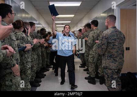 ANNAPOLIS, Md (17 novembre 2022) la classe di 2023 midshipman della 4th Company riceve l'assegnazione del servizio negli Stati Uniti Accademia Navale. Dopo la laurea e la messa in servizio nel mese di maggio, il 75% sarà commissionato come Stati Uniti La Marina si arruolerà e il 25% sarà commissionata come Stati Uniti Corpi marini secondi luogotenenti. Come college universitario del servizio navale del nostro paese, l'Accademia Navale prepara i giovani uomini e donne a diventare ufficiali professionali di competenza, carattere e compassione negli Stati Uniti Navy e Marine Corps. Foto Stock