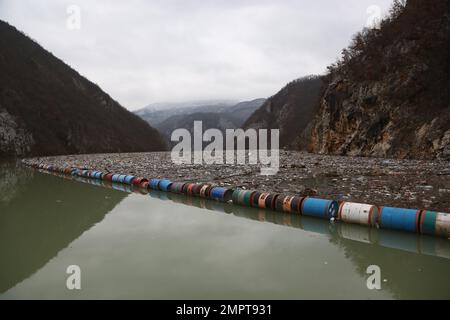 29 gennaio 2023, Visegrad, Sarajevo, Bosnia-Erzegovina: Gennaio 29, 2023, Visegrad, Bosnia-Erzegovina.rifiuti galleggianti nel fiume Drina vicino Visegrad, circa 10.000 metri cubi (più di 353.000 piedi cubi) di rifiuti sono stati accumulati dietro la barriera del fiume Drina rifiuti in questi ultimi giorni. (Credit Image: © Amel Emric/ZUMA Press Wire) SOLO PER USO EDITORIALE! Non per USO commerciale! Foto Stock