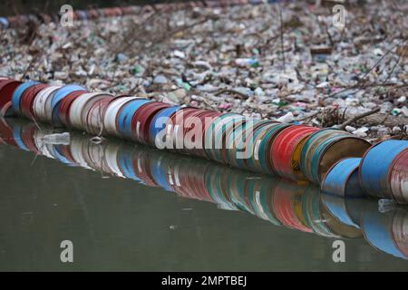 29 gennaio 2023, Visegrad, Sarajevo, Bosnia-Erzegovina: Gennaio 29, 2023, Visegrad, Bosnia-Erzegovina.rifiuti galleggianti nel fiume Drina vicino Visegrad, circa 10.000 metri cubi (più di 353.000 piedi cubi) di rifiuti sono stati accumulati dietro la barriera del fiume Drina rifiuti in questi ultimi giorni. (Credit Image: © Amel Emric/ZUMA Press Wire) SOLO PER USO EDITORIALE! Non per USO commerciale! Foto Stock