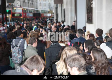 L.A. Il giocatore di Galaxy David Beckham fa un'apparizione in un negozio H&M di Londra per segnare il lancio di Bodywear per H&M. Centinaia di fan hanno aspettato fuori dal negozio per dare un'occhiata alla superstar, mentre il calciatore di 36 anni si è posto per le telecamere, promuovendo la sua linea di "bodywear". Anche se Beckham ha deluso le sue tifose femminili coprendo in camicia bianca, cardigan marrone, jeans blu e scarpe marroni, il negozio ha caratterizzato i manichini di Beckham a grandezza naturale in pantaloncini d'argento. "Voglio sempre sfidarmi e questa è stata un'esperienza così gratificante per me. Sono molto contento della fine Foto Stock