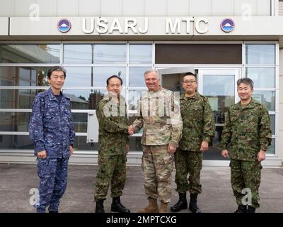 STATI UNITI Ricky N. Rupp, comandante delle forze statunitensi Giappone e Fifth Air Force, e del Giappone Ground Self-Defense Force Gen. Koji Yamazaki, capo di stato maggiore del Giappone, posa per una foto con altri membri del servizio della Japan Self-Defense Force. I leader chiave hanno ricevuto un briefing dagli Stati Uniti Esercito Pacifico e Stati Uniti Personale dell'esercito giapponese sulle capacità operative multi-dominio e sulla preparazione alla cybersicurezza durante Keen Sword 23, 17 novembre 2022. Keen Sword è un esercizio biennale, congiunto e bilaterale di formazione sul campo che coinvolge gli Stati Uniti Dipartimento della Difesa e Giappone Self-Defense Forc Foto Stock