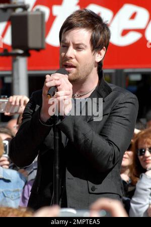 David Cook, vincitore dell'American Idol, fa parte del 'Today' Show di NBC e sorride mentre saluta i fan e firma autografi. New York, NY. 5/29/08. Foto Stock