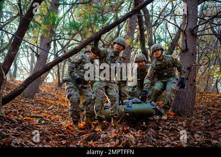 STATI UNITI Soldati DELL'ESERCITO e sudcoreani Katusa's Conduct a Ruck march e MEDEVAC formazione su Camp Casey Corea del Sud, NOVEMBRE 17th 2022. MEDEVAC è l'evacuazione di militari o di altre vittime all'ospedale in elicottero o in aereo." (STATI UNITI FOTO DELL'ESERCITO di SPC. Christopher Cameron) Foto Stock