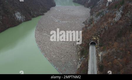 29 gennaio 2023, Visegrad, Sarajevo, Bosnia-Erzegovina: Gennaio 29, 2023, Visegrad, Bosnia-Erzegovina.rifiuti galleggianti nel fiume Drina vicino Visegrad, circa 10.000 metri cubi (più di 353.000 piedi cubi) di rifiuti sono stati accumulati dietro la barriera del fiume Drina rifiuti in questi ultimi giorni. (Credit Image: © Amel Emric/ZUMA Press Wire) SOLO PER USO EDITORIALE! Non per USO commerciale! Foto Stock