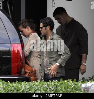 Esclusivo!! Jamel Debbouze e la moglie Melissa Theuriau lasciano il loro hotel dopo una vacanza di una settimana a South Beach. Miami, Florida, 3/1/09 Foto Stock