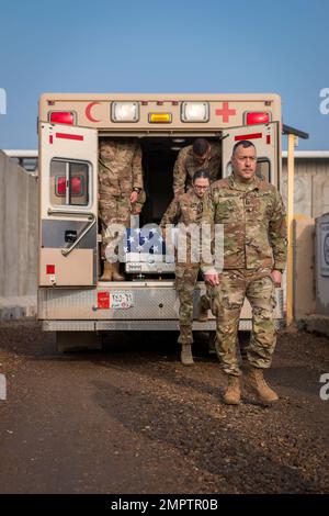 I soldati del 801st Field Hospital, che sono attualmente schierati in Iraq sotto la risolutezza operativa intrinseca, provano il processo di trasferimento dei resti di qualsiasi membro militare delle forze statunitensi o della Coalizione. Foto Stock