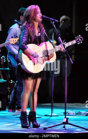 ESCLUSIVO!! La star Disney Demi Lovato suona dal vivo in concerto presso l'Ocean Center con i Jonas Brothers. Il "Camp Rock 2" di Demi ha debuttato venerdì sul Disney Channel. Daytona Beach, Florida. 9/5/10. Foto Stock