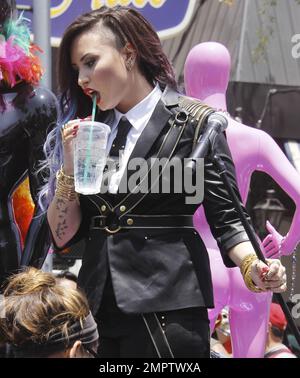 Demi Lovato si esibisce oggi alla Pride Parade di West Hollywood accompagnata da ballerini e manichini in lattice. LOVATO, vestito di nero ha aggiunto colore al suo vestito con capelli tinti mentre ha cintura le sue canzoni. Los Angeles, California. 8th giugno 2014 Foto Stock