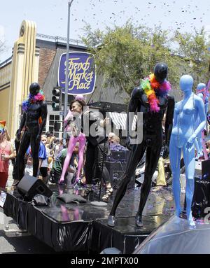 Demi Lovato si esibisce oggi alla Pride Parade di West Hollywood accompagnata da ballerini e manichini in lattice. LOVATO, vestito di nero ha aggiunto colore al suo vestito con capelli tinti mentre ha cintura le sue canzoni. Los Angeles, California. 8th giugno 2014 Foto Stock