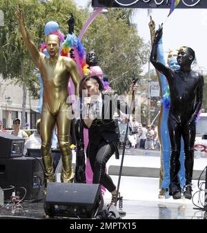 Demi Lovato si esibisce oggi alla Pride Parade di West Hollywood accompagnata da ballerini e manichini in lattice. LOVATO, vestito di nero ha aggiunto colore al suo vestito con capelli tinti mentre ha cintura le sue canzoni. Los Angeles, California. 8th giugno 2014 Foto Stock