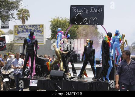 Demi Lovato si esibisce oggi alla Pride Parade di West Hollywood accompagnata da ballerini e manichini in lattice. LOVATO, vestito di nero ha aggiunto colore al suo vestito con capelli tinti mentre ha cintura le sue canzoni. Los Angeles, California. 8th giugno 2014 Foto Stock