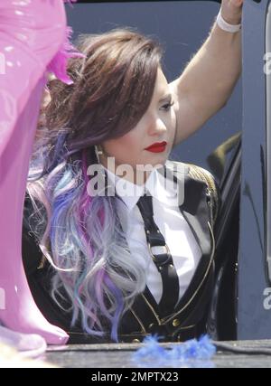 Demi Lovato si esibisce oggi alla Pride Parade di West Hollywood accompagnata da ballerini e manichini in lattice. LOVATO, vestito di nero ha aggiunto colore al suo vestito con capelli tinti mentre ha cintura le sue canzoni. Los Angeles, California. 8th giugno 2014 Foto Stock