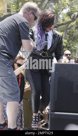 Demi Lovato si esibisce oggi alla Pride Parade di West Hollywood accompagnata da ballerini e manichini in lattice. LOVATO, vestito di nero ha aggiunto colore al suo vestito con capelli tinti mentre ha cintura le sue canzoni. Los Angeles, California. 8th giugno 2014 Foto Stock