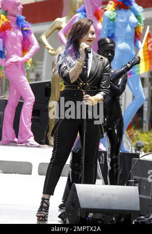 Demi Lovato si esibisce oggi alla Pride Parade di West Hollywood accompagnata da ballerini e manichini in lattice. LOVATO, vestito di nero ha aggiunto colore al suo vestito con capelli tinti mentre ha cintura le sue canzoni. Los Angeles, California. 8th giugno 2014 Foto Stock