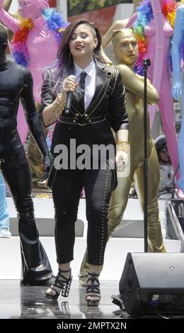 Demi Lovato si esibisce oggi alla Pride Parade di West Hollywood accompagnata da ballerini e manichini in lattice. LOVATO, vestito di nero ha aggiunto colore al suo vestito con capelli tinti mentre ha cintura le sue canzoni. Los Angeles, California. 8th giugno 2014 Foto Stock