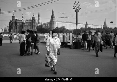 Storico, Archivio Street View dei pedoni russi, Muscovites passeggiata in Piazza Manege accanto all'ingresso della metropolitana di Mosca con segno originale della metropolitana. Il Museo storico di Stato e il Cremlino possono essere visti sullo sfondo, Mosca, Russia 1990 Foto Stock