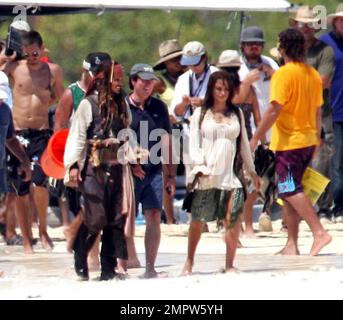 ESCLUSIVO!! Johnny Depp e Penelope Cruz filmano una scena su un'isola  deserta per il prossimo sequel Disney 'Pirati dei Caraibi: On Stranger  Tides'. Depp, era in pieno Captain Jack Sparrow trucco e costume. Cruz,  indossando un abito bianco