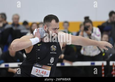 Nehvizdy, Repubblica Ceca. 31st Jan, 2023. Mesud Pezer della Bosnia-Erzegovina compete nel colpo messo durante le Stelle in Nehvizdy indoor atletica incontro della categoria argento del World Indoor Tour, il 31 gennaio 2023, a Nehvizdy, Repubblica Ceca. Credit: Josef Vostarek/CTK Photo/Alamy Live News Foto Stock