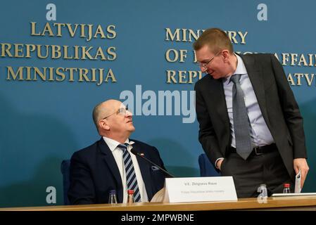 RIGA, LETTONIA. 31st gennaio 2023. Zbigniew Rau (L), ministro degli Esteri polacco e Edgars Rinkevics (R), ministro degli Esteri lettone, durante la conferenza stampa dei ministri degli Esteri del Baltico e della Polonia. Foto Stock