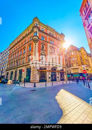 BUDAPEST, UNGHERIA - 2 MARZO 2022: La facciata storica del Grand Cafe e Bar Centrale nel quartiere di Pest, il 2 marzo a Budapest Foto Stock